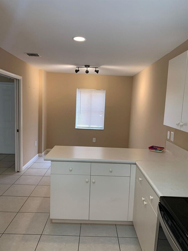 Building Photo - 2400 NW 98th Ln