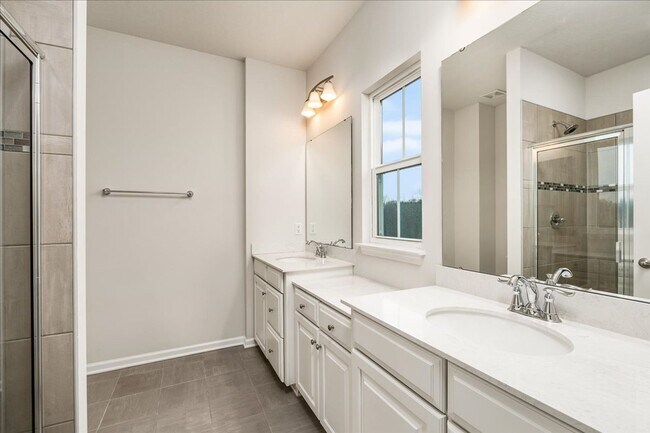 Building Photo - END UNIT EXTRA LARGE TOWNHOME FOR LEASE