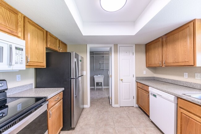 Building Photo - price drop!! PET FRIENDLY- WATERFRONT- SPACIOUS- CENTRAL LOCATION