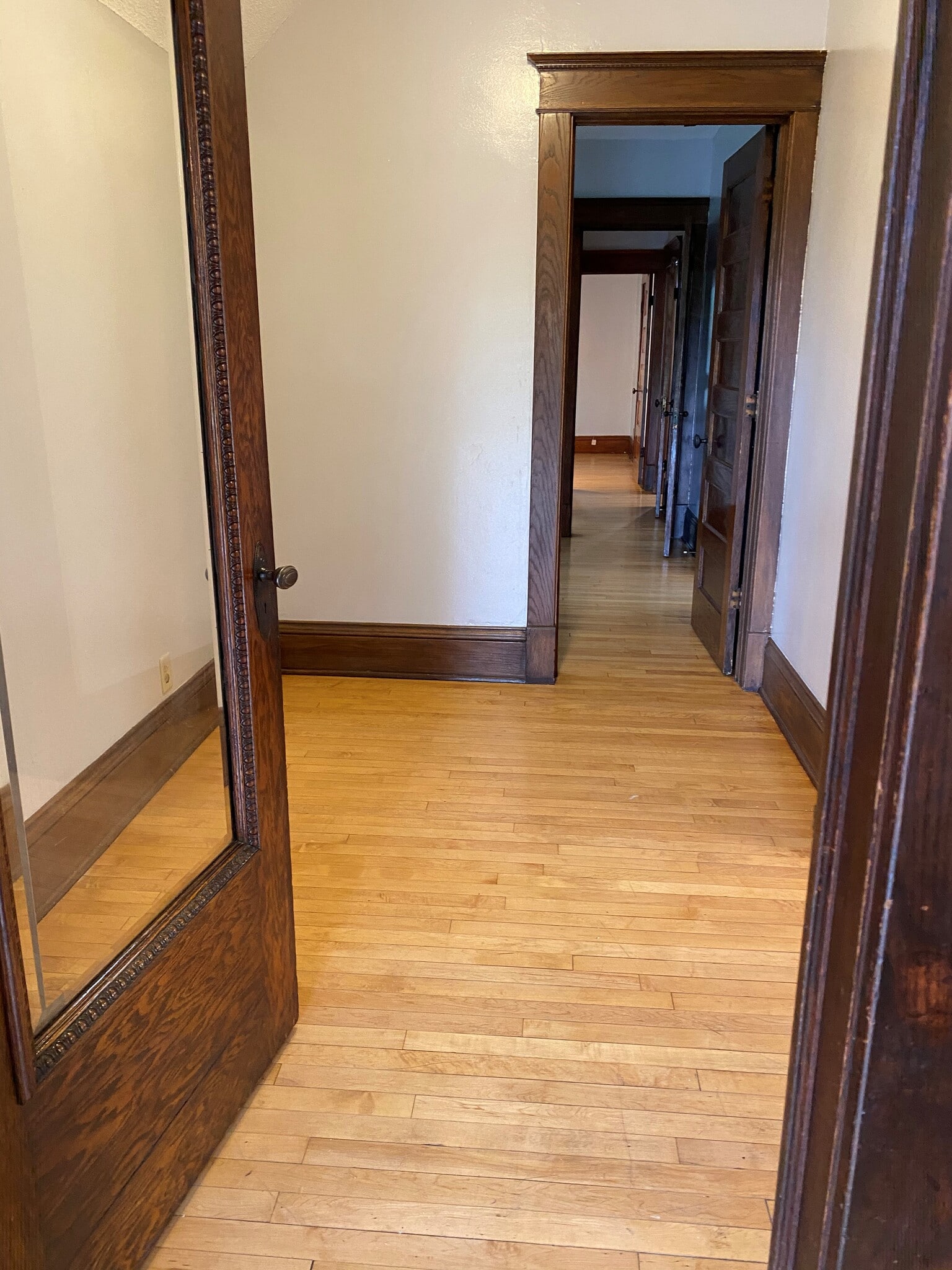 ENTRY - 2217 Jackson St NE