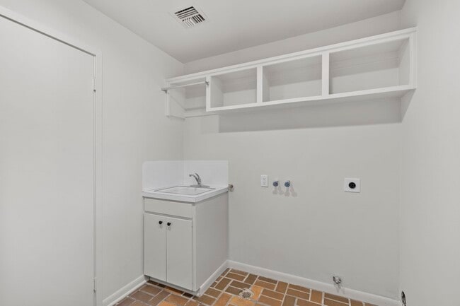 Building Photo - 365 Piney Point Rd