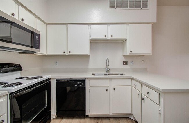 Building Photo - 2021 Spenwick Dr