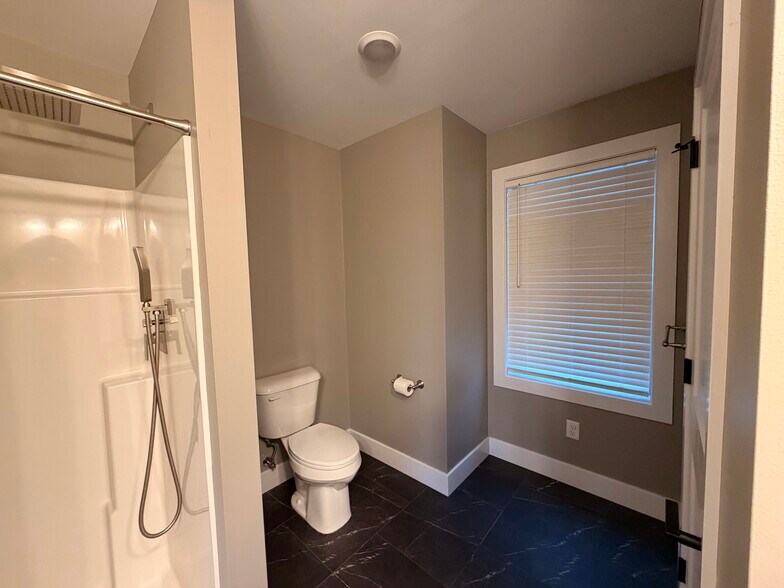 Building Photo - 746 Golden Spring Dr