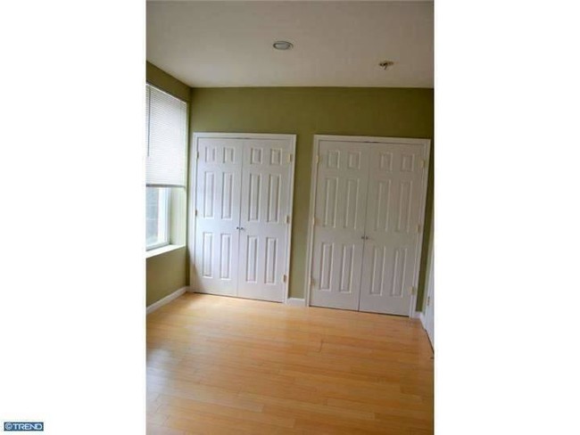 Bedroom 1 with two closets - 1701 Master St