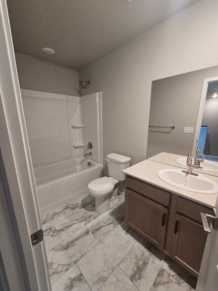 Building Photo - 4828 River Roads Dr