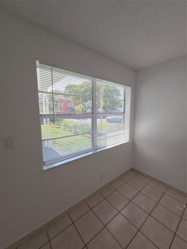 Building Photo - 1007 N 19th Ave