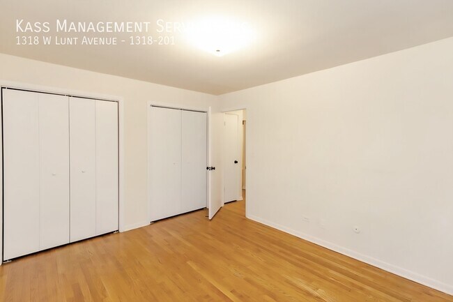 Building Photo - 1318 W Lunt Ave