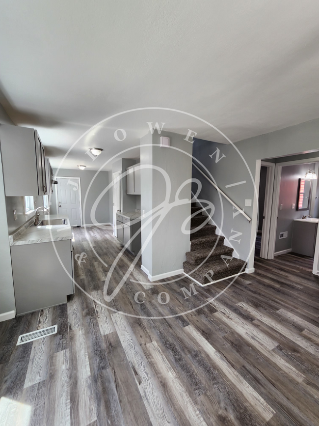 Building Photo - Charming 3-Bedroom brand new inside!  Coun...