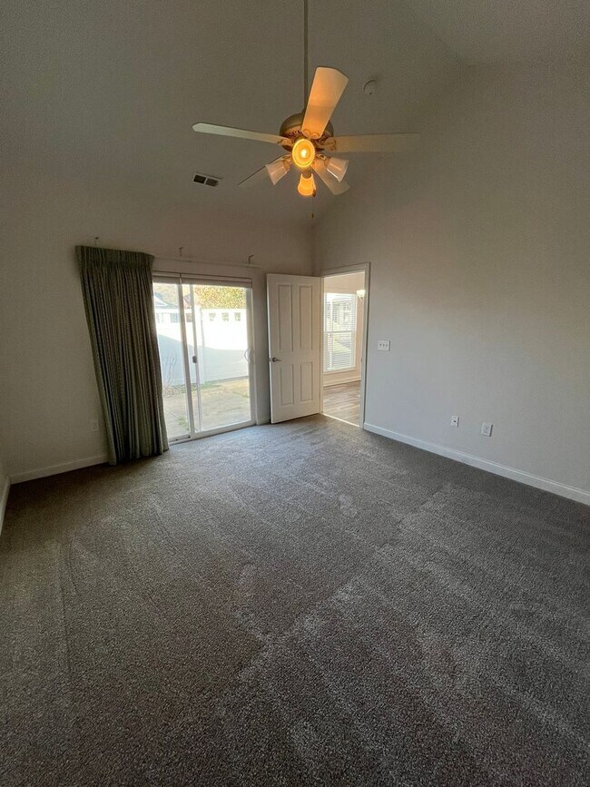 Building Photo - 2 Bedroom, 2 Bathroom Condo in The Woods a...