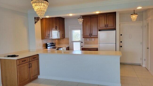 Building Photo - Annual UNfurnished top floor Bay front 2/2 condo with full views of Sarasota Bay