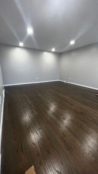 Building Photo - 552 Manistee Ave