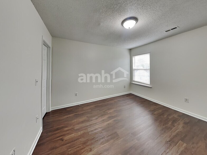 Building Photo - 8849 Laurel Run Dr