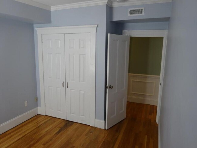 Building Photo - No Brokers Fee, No Security Deposit, Bright Large luxury unit, High-End tiled bathrooms, In-Unit ...