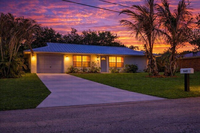 Building Photo - 841 NW Riverside Dr