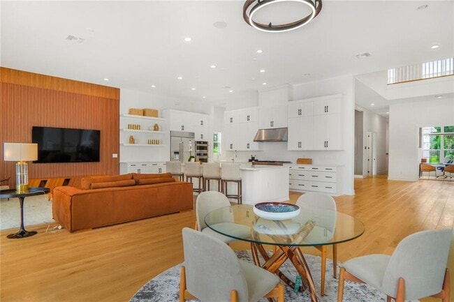 Building Photo - 15023 Pendio Dr