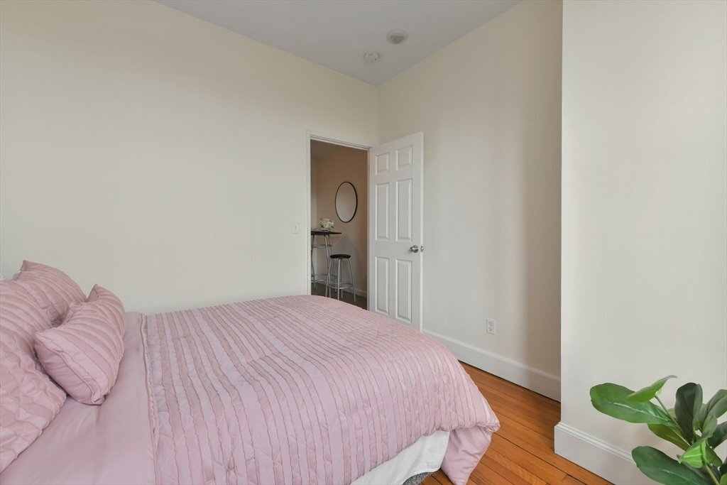 Building Photo - 483 Beacon St