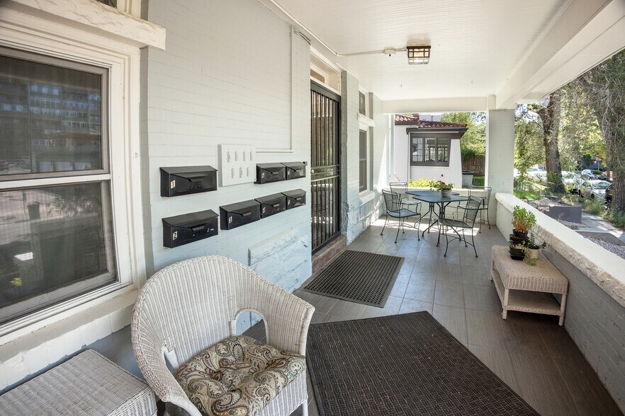 Building Photo - 830 Clarkson