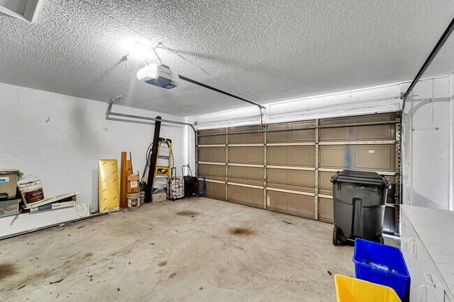 Building Photo - 945 Sunflower Ave
