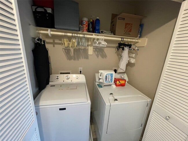 Building Photo - 718 Redwing Park Dr