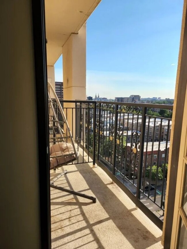 Building Photo - First Months Rent OFF ! Beautiful 1 bedroo...