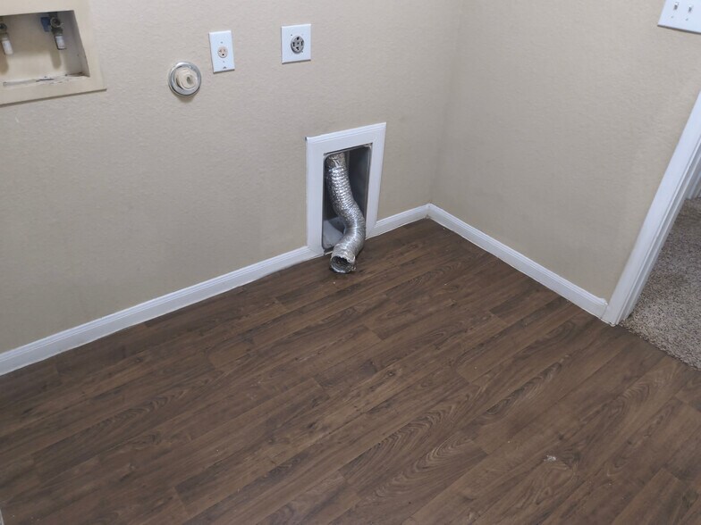 Building Photo - Room in House on Riparian Rd