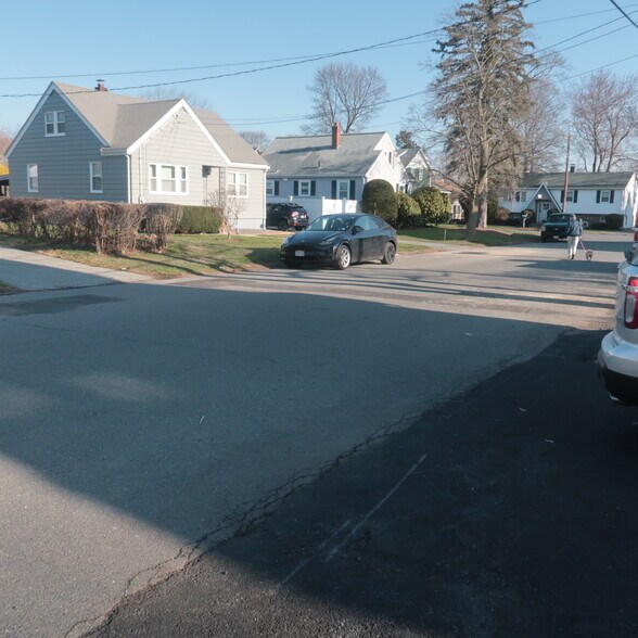 Building Photo - 32 Newhall St