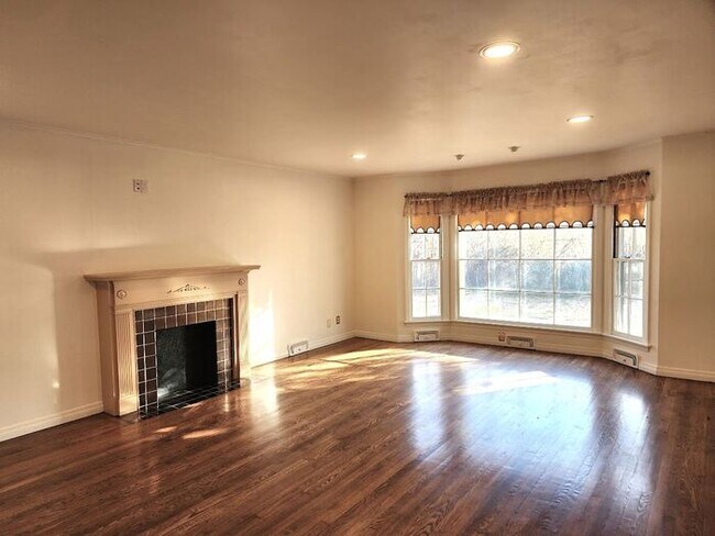 Building Photo - 2 Bed 1.5 Bath 1 Car Garage in the GRADY MUSGRAVE LAKESIDE Addition