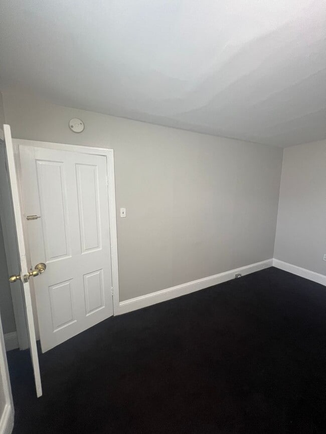 Building Photo - Bright 2-Bedroom with Spacious Bath & Priv...