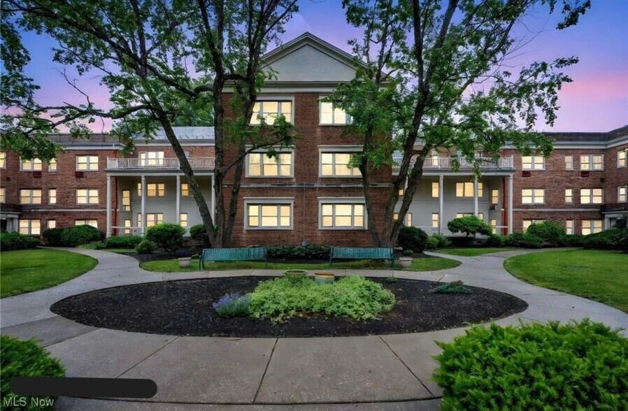 Building Photo - 15825 Van Aken Blvd