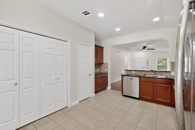 Building Photo - 18336 Friendship Hill Dr