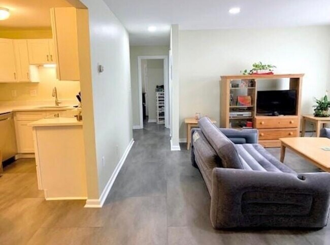 Building Photo - 124 Addison St