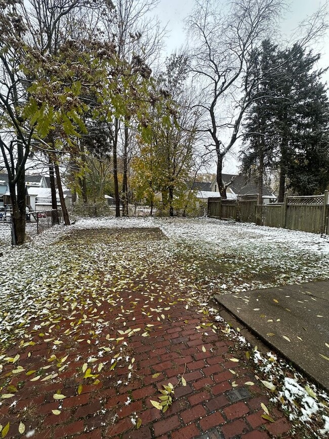 Building Photo - 4 Bed / 2 Bath Sunroom, Updated Kitchen & Spacious Layout!