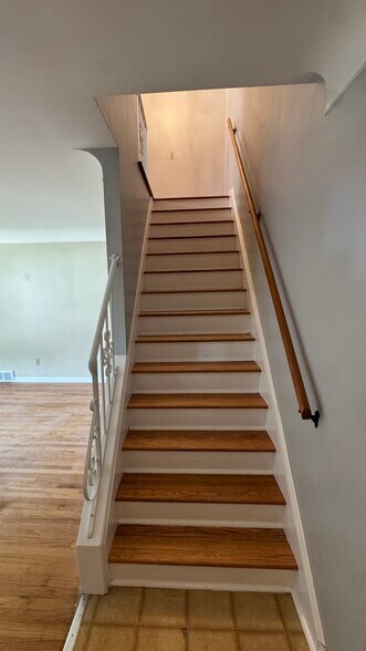 Building Photo - 1886 Kingsway Ct