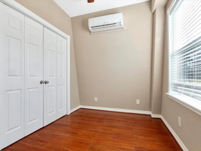 Building Photo - 825 Commodore Dr