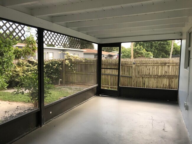 Building Photo - 2858 N Dixie Hwy