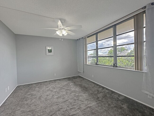 Building Photo - 535 Oaks Dr