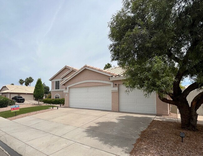 Building Photo - 4 Bedroom Home Near N McQueen Rd and E Cha...