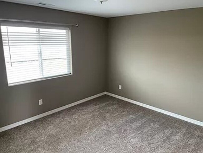 Building Photo - Gorgeous 4-Bed Home in Enclaves at Mountain Vista (D49)