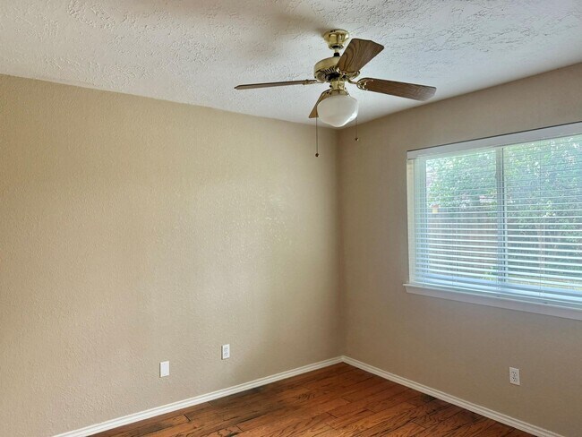 Building Photo - 10107 Hollow Canyon Dr