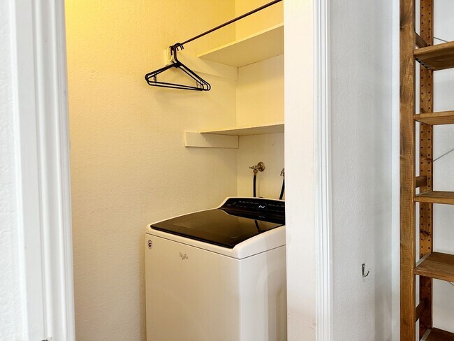 Building Photo - Spacious Single-Level Attached Home w/ Yard
