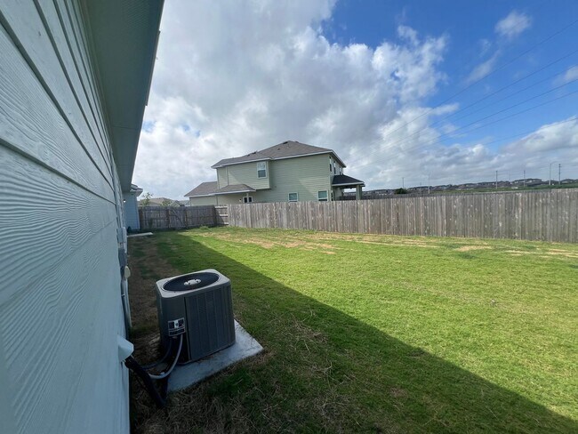 Building Photo - Luxury 3/2 Duplex in Seguin, Texas