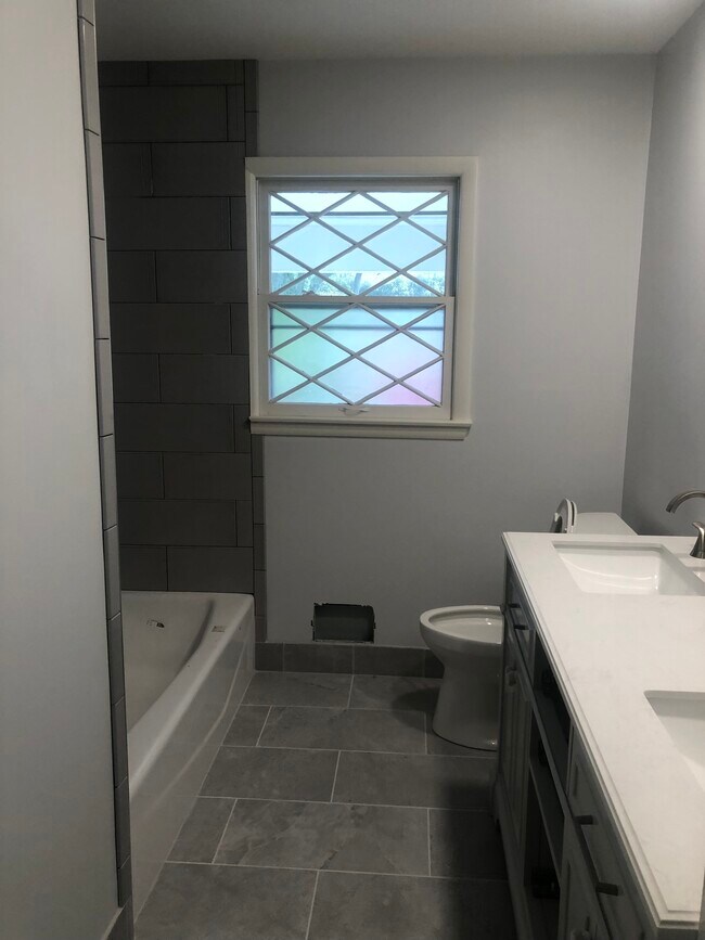 Main Bath - 8445 N Greenvale Rd