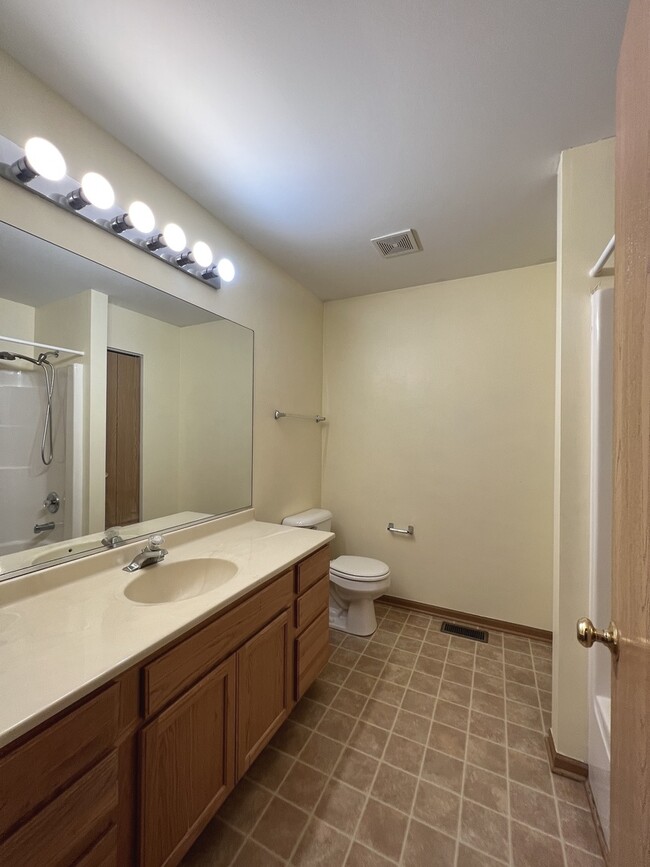 Building Photo - 1046 Chadwick Dr