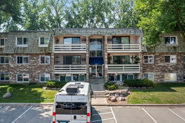 Building Photo - Mound 1 Bed Condo