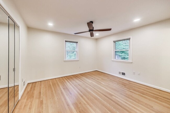 Building Photo - Perfect on Parkway --- Gorgeous, Fully Upd...