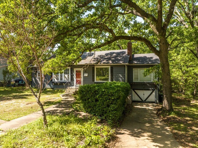 Building Photo - Freshly Updated 3 Bedroom Home