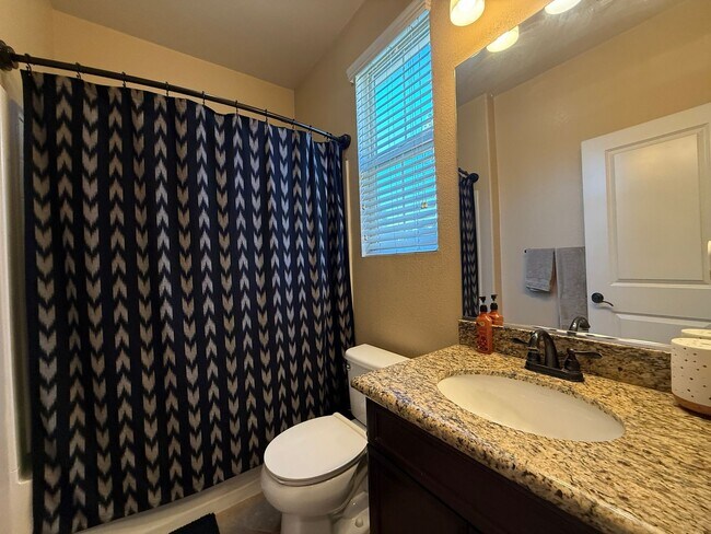 Building Photo - Tri-level 3-bedroom 3-bathroom townhouse located in Chula Vista, CA