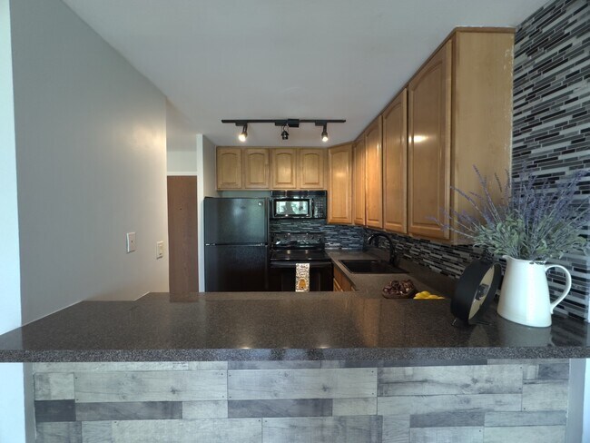 Building Photo - 5820 Oakwood Dr