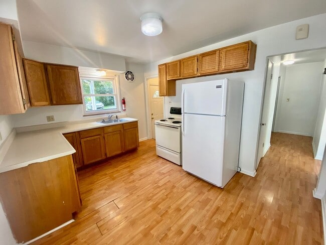 Building Photo - 4 bedroom house  Close to EMU in Ypsilanti- Available Fall 2026