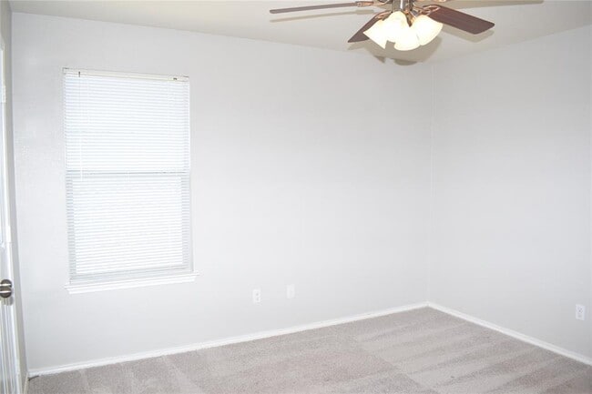 Building Photo - 375 Housefinch Loop